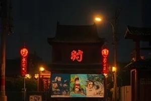 《冬季列车员》封面，风雪夜里的车厢过道