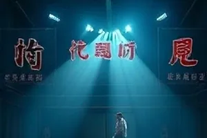 《铜纽扣》封面，旧制服上的一枚铜质纽扣特写