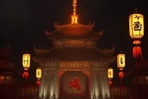 《码头上的第三盏灯》封面，夜雾中并排的三盏码头照明灯