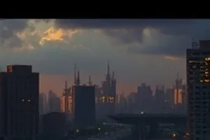 《铁轨上的春天》封面，旧支线铁轨与返青的草坡