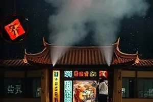 《旧唱片修理铺》封面，堆满黑胶的木质工作台